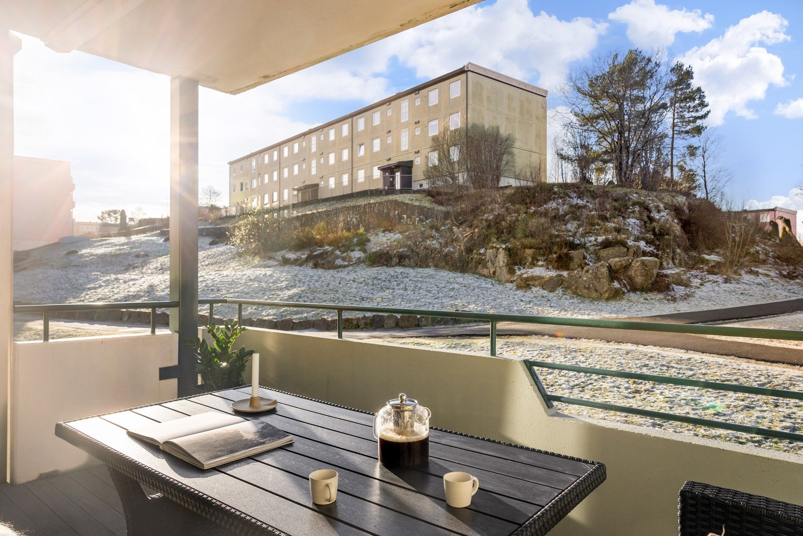 Fra stuen er det utgang til hyggelig balkong. Galleribilde