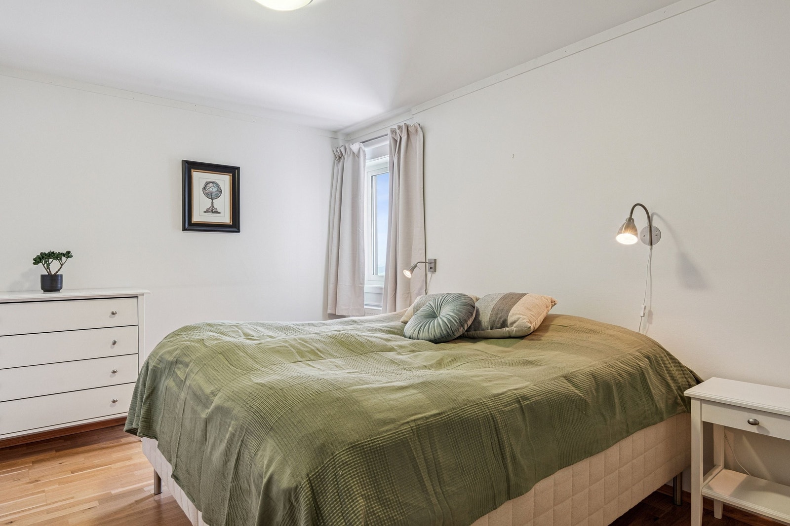 Master bedrom med 280cm x 200cm seng og god plass til oppbevaring klær etc Galleribilde