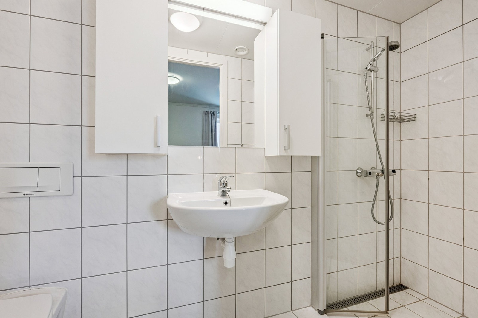 Bad tilknyttet masters bedrom med vegghengt toalett , håndvask med skap og dusjsone Galleribilde