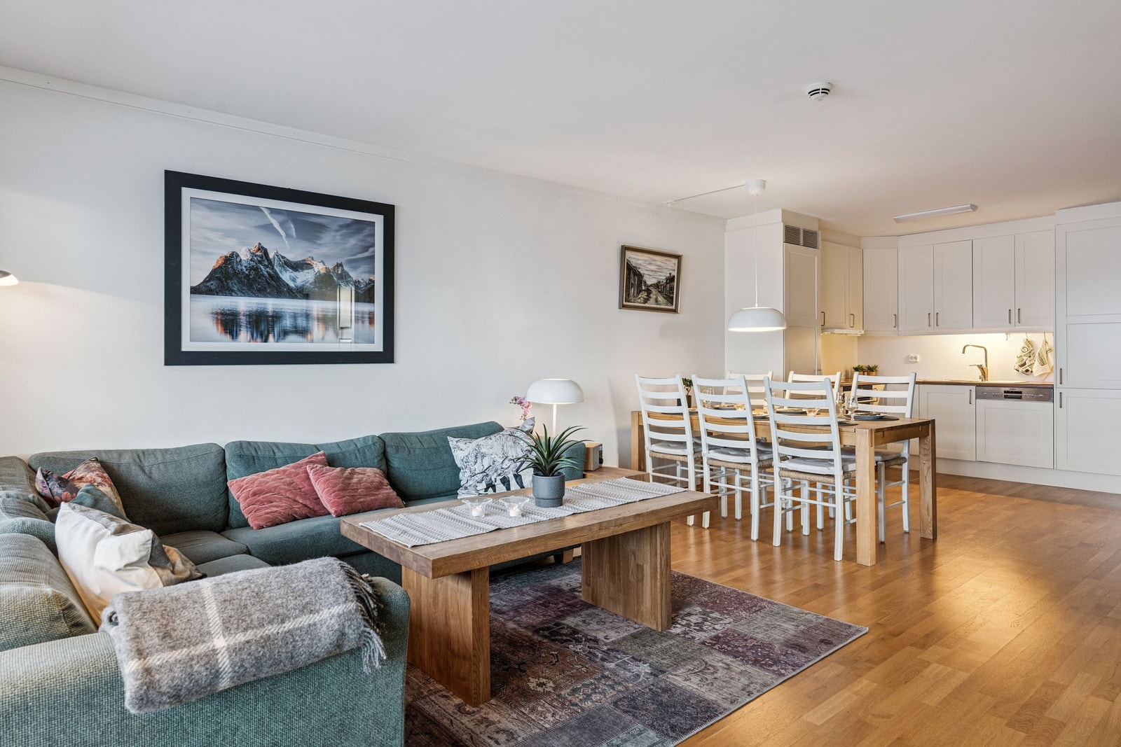 Stue, spisesetue og kjøkken Galleribilde