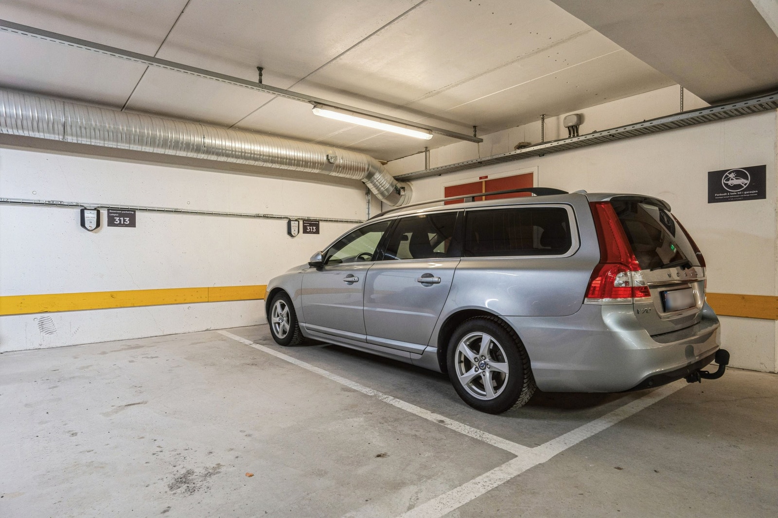 2 parkeringsplasser i 1.etg., begge forberedt for el-bil lader. Galleribilde