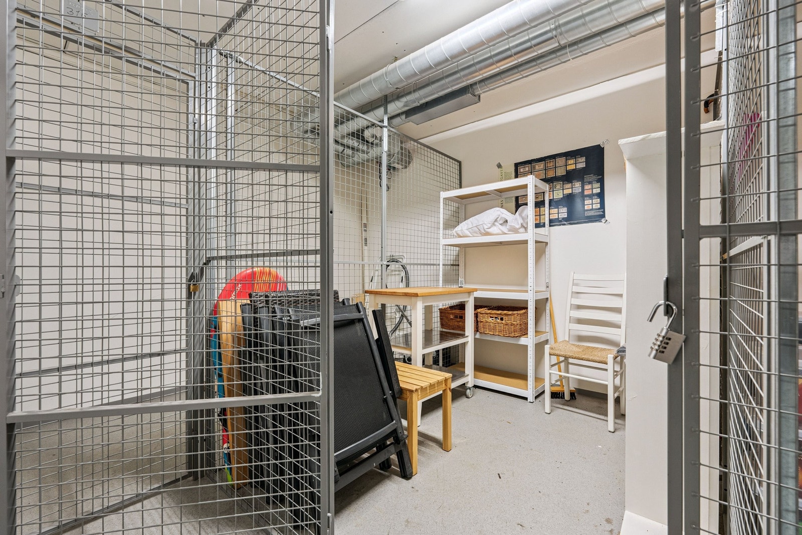 Bod ca 5 kvm med adgang fra felles gang. Gulvbelegg har noen gamle merker/skader. Galleribilde