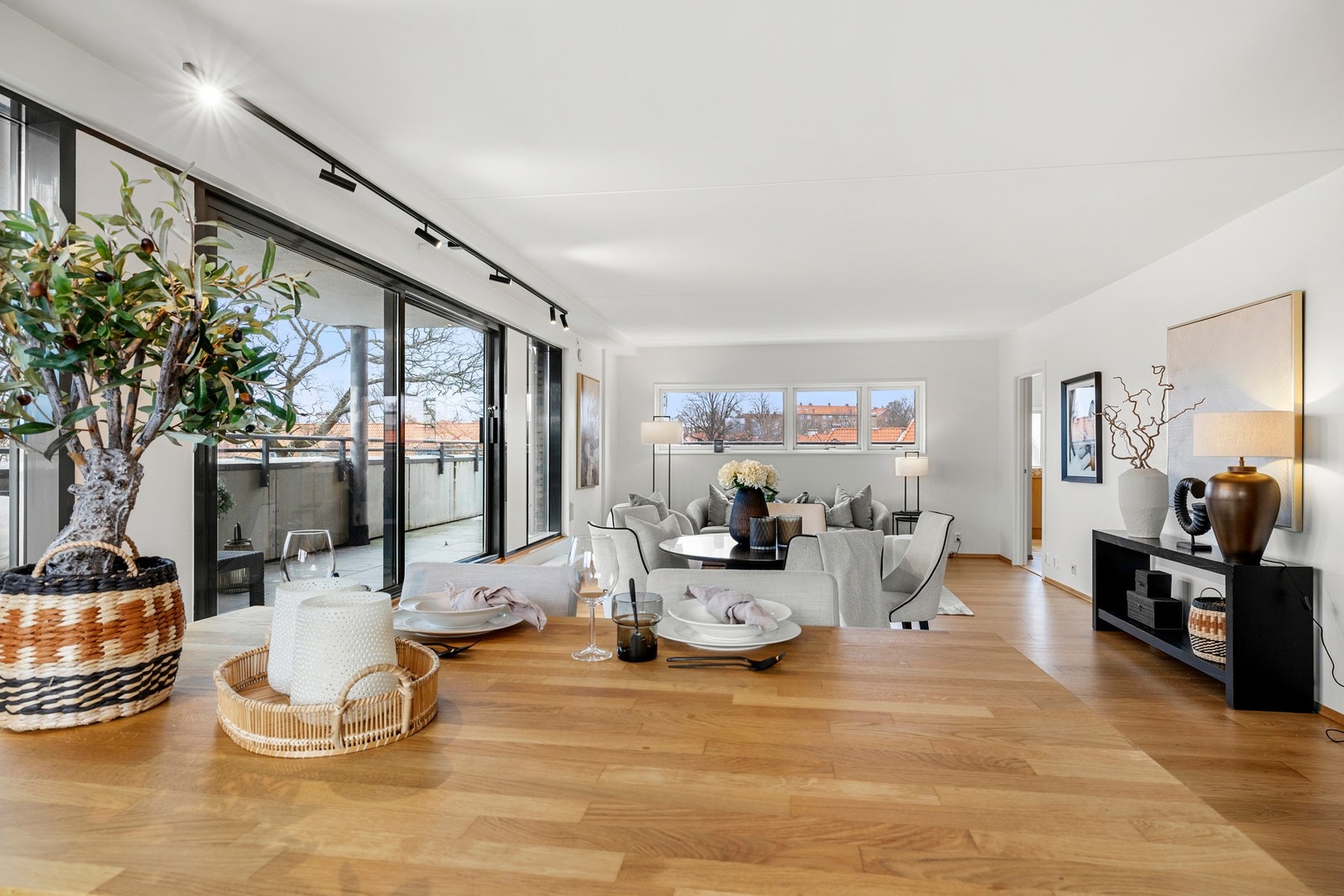 Her har man fritt utsyn over resten av stuen, som gjør det enkelt å underholde gjester mens man lager ferdig maten. Galleribilde