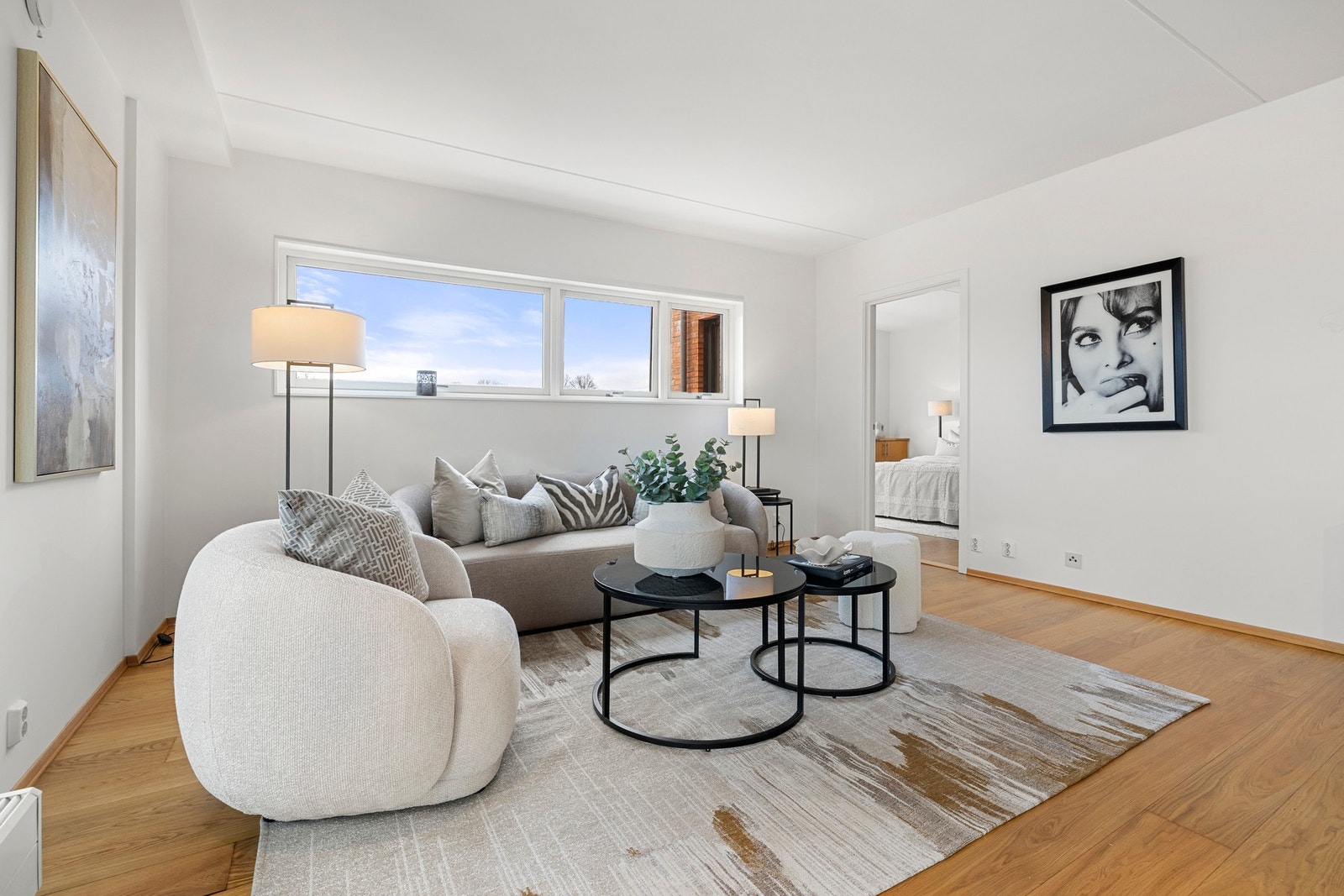 Overflatene er malt i en lys fargetone og på gulvet er det lagt parkett. Galleribilde