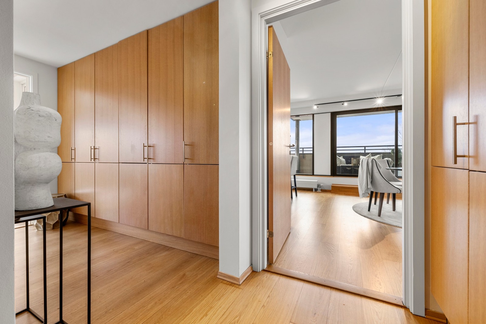 Leiligheten har rikelig med oppbevaringsplass. Galleribilde