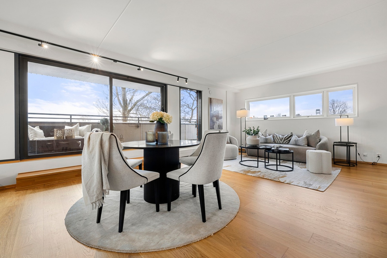 Det er rikelig med lysinnslipp fra tre sider, som bidrar til en luftig atmosfære. Galleribilde