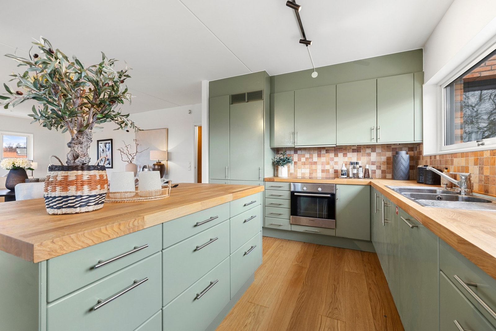 Det er en fin kombinasjon av skap- og benkeplass for både oppbevaring og matlaging. Galleribilde