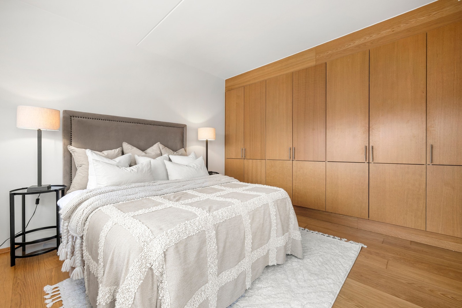 Videre har man et stort plassbygd garderobeskap. Galleribilde