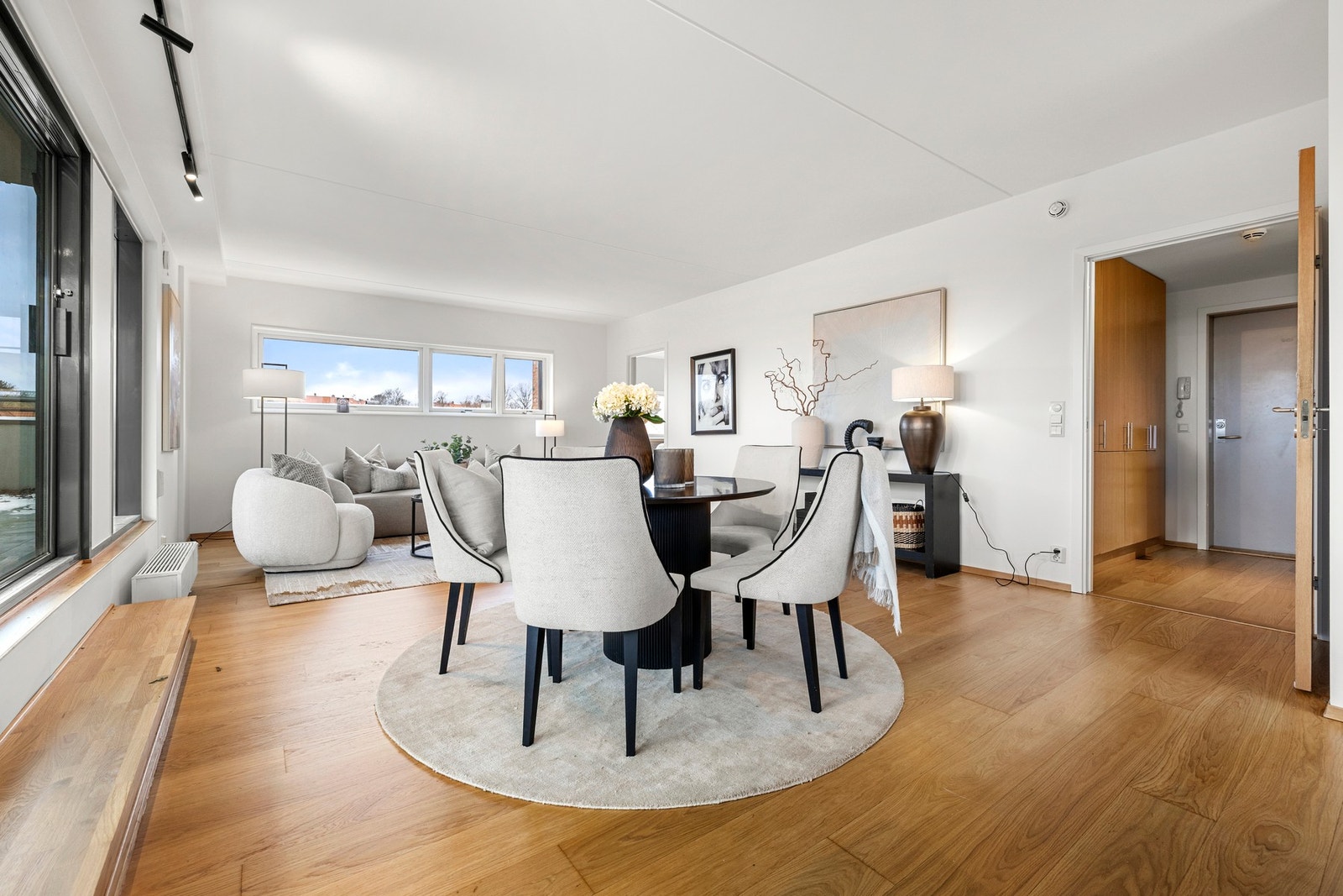 God plass til stort spisebord. Galleribilde