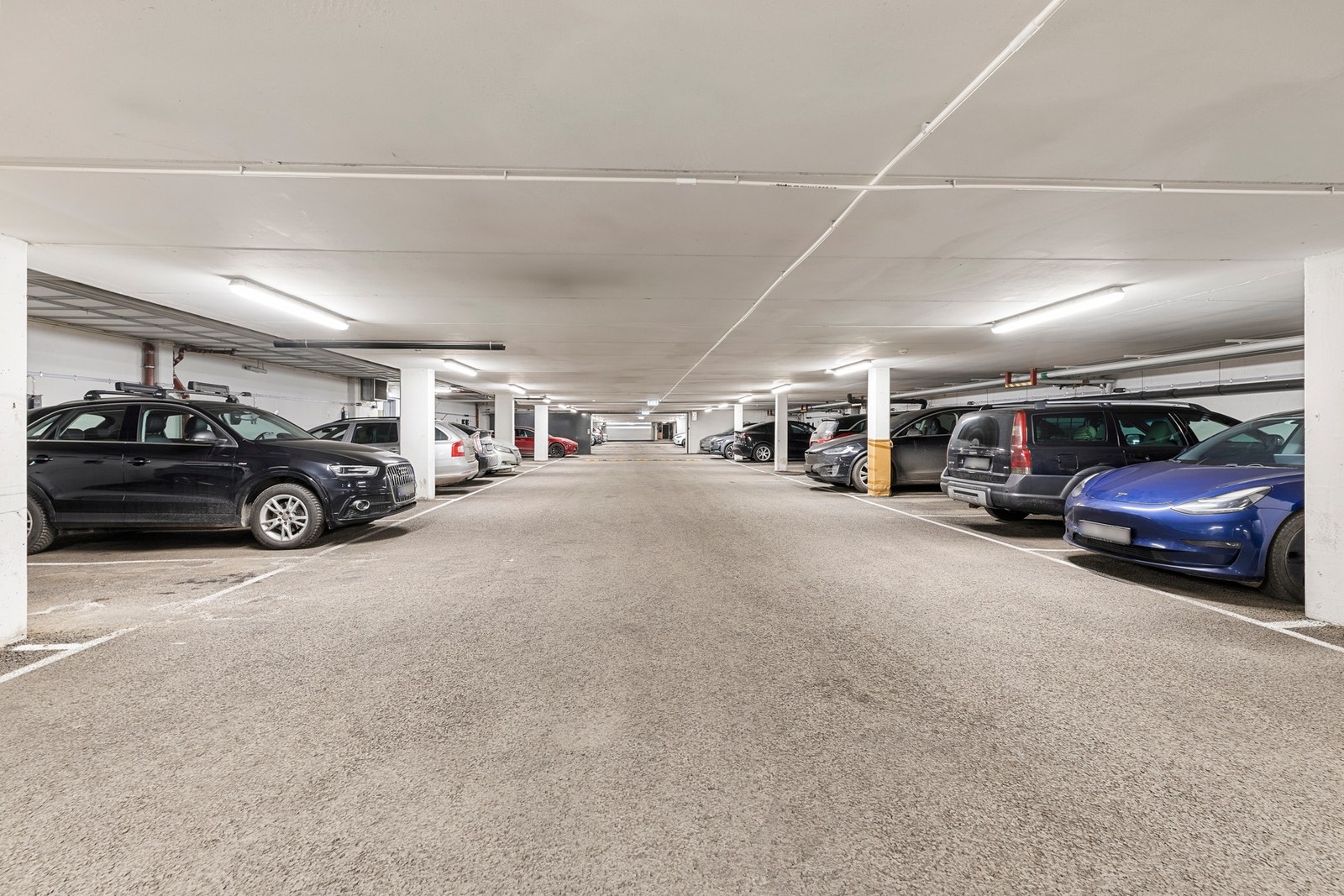 Med leiligheten følger to parkeringsplasser Galleribilde