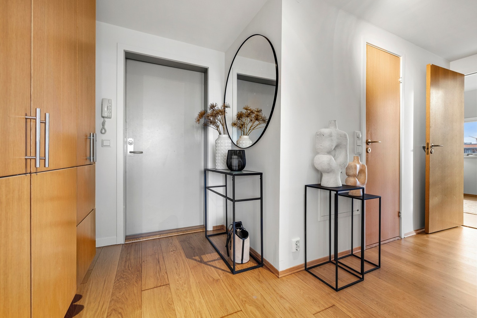 Adkomst til leilighetsplan via felles trappeoppgang med heis og dørcalling. Galleribilde