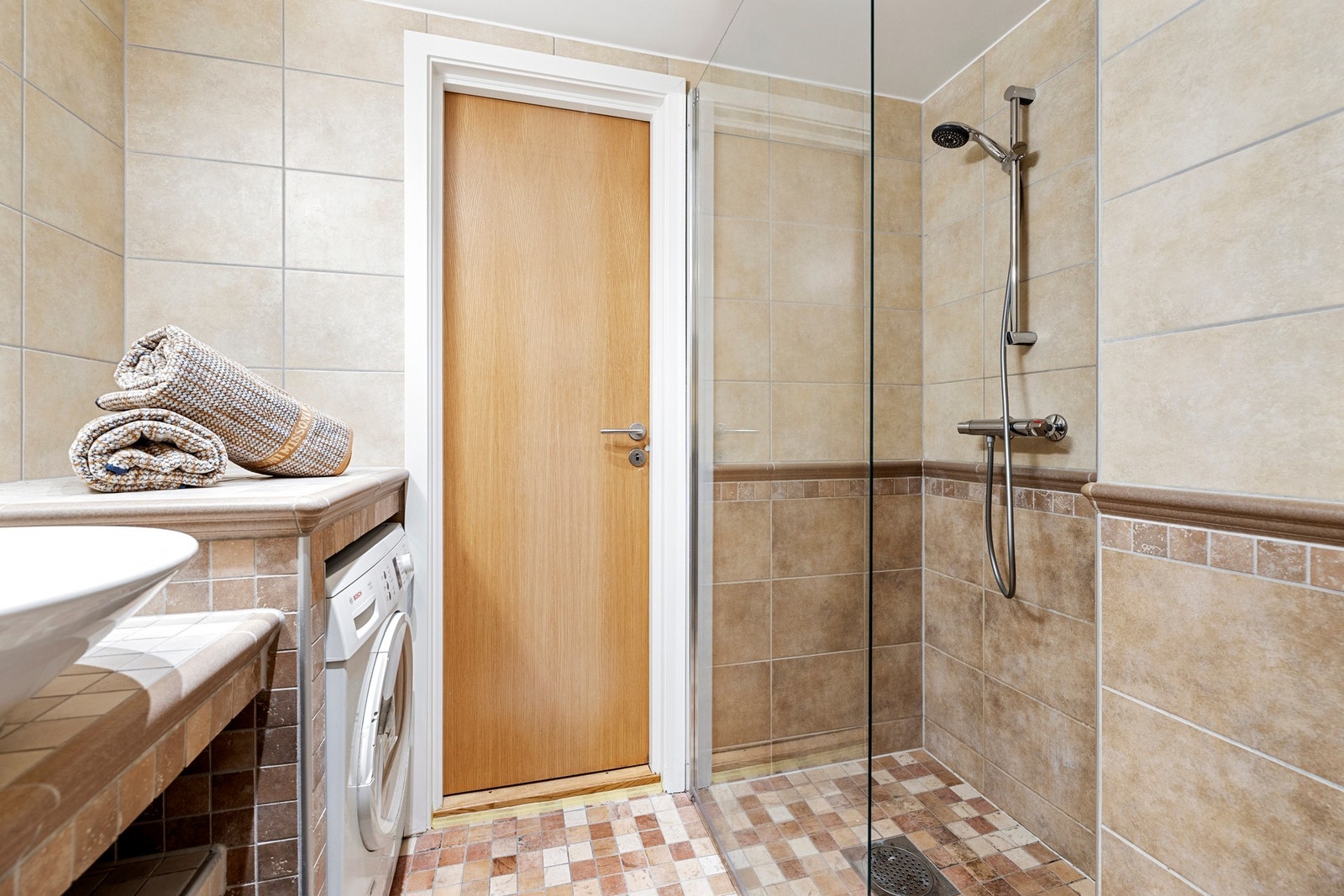 Opplegg og plass for både vaskemaskin og tørketrommel. Galleribilde