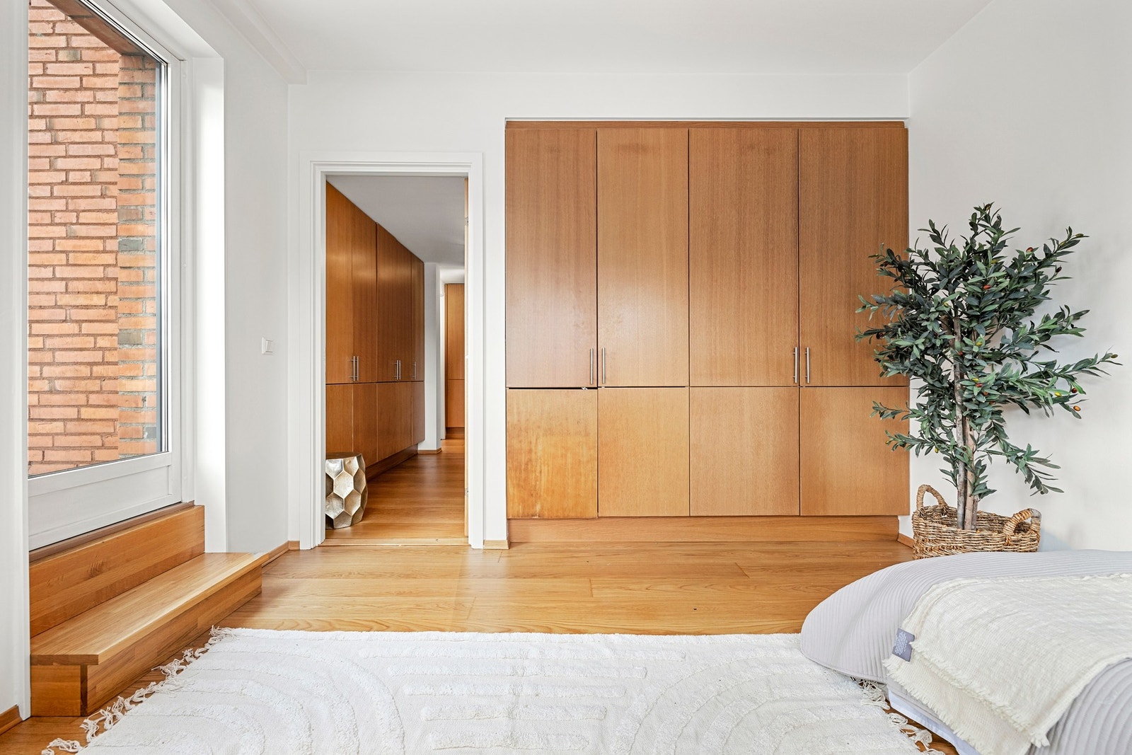 Plassbygd garderobeskap. Galleribilde