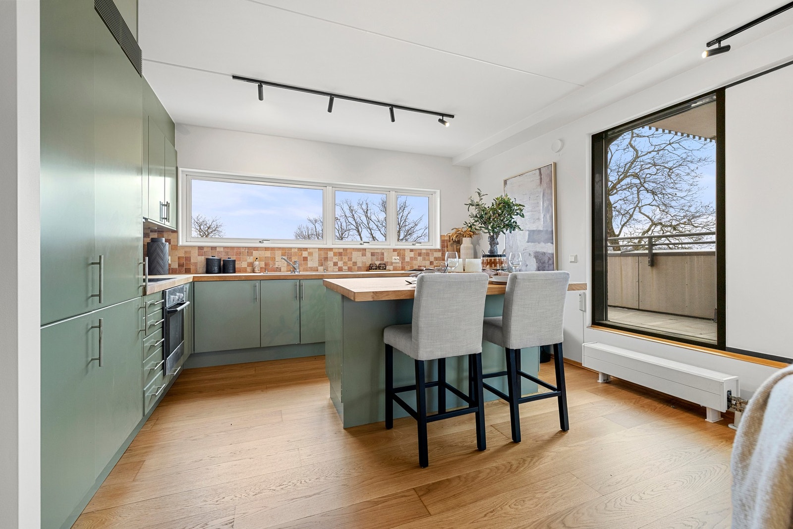 Pent kjøkken med tidsmessig innredning. Galleribilde