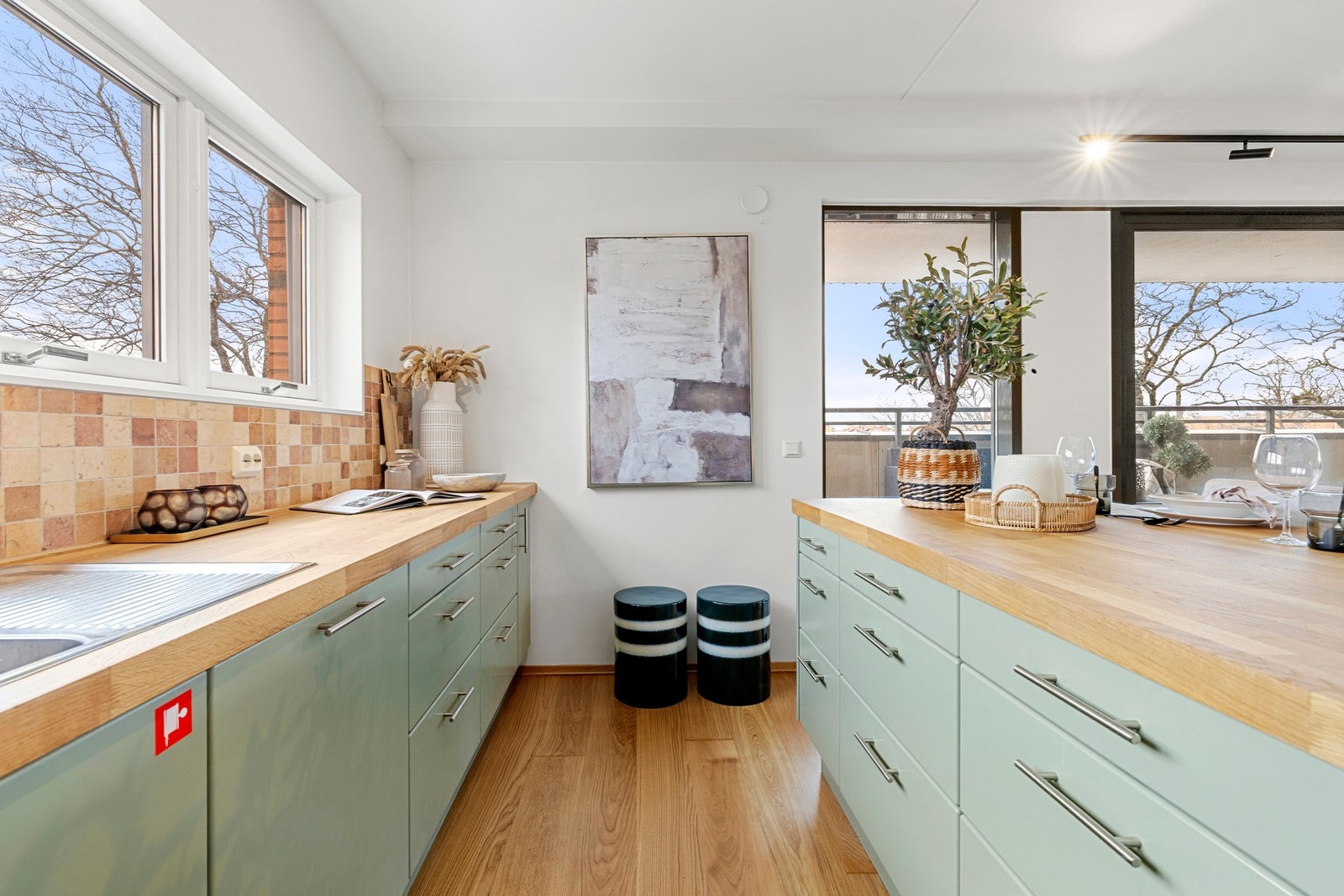 Det er integrerte hvitevarer som kjøleskap med frysedel, oppvaskmaskin, stekeovn og nedfelt platetopp. Galleribilde