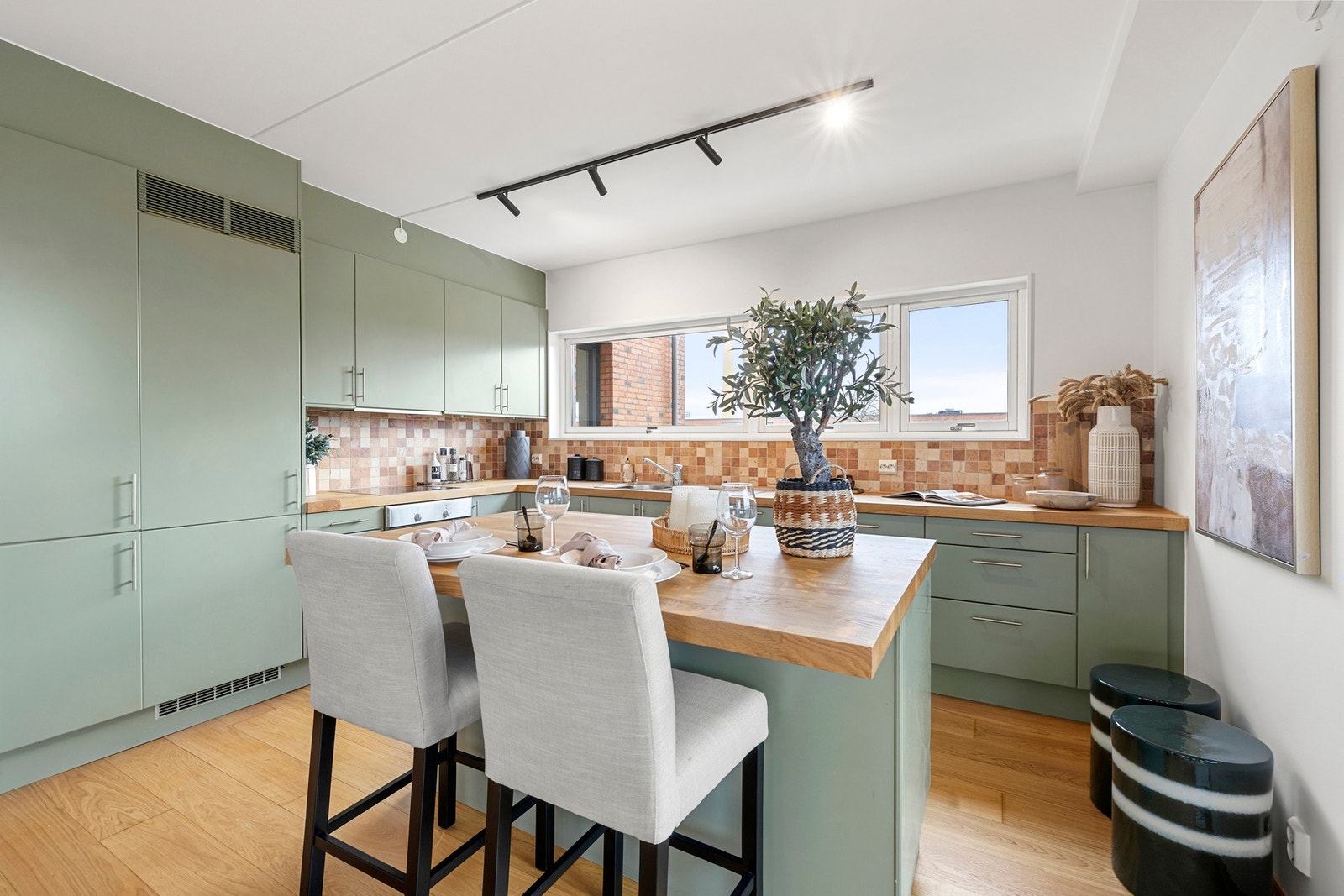 Innredningen har glatte fronter og benkeplater av tre med nedsenket oppvaskkum. Galleribilde