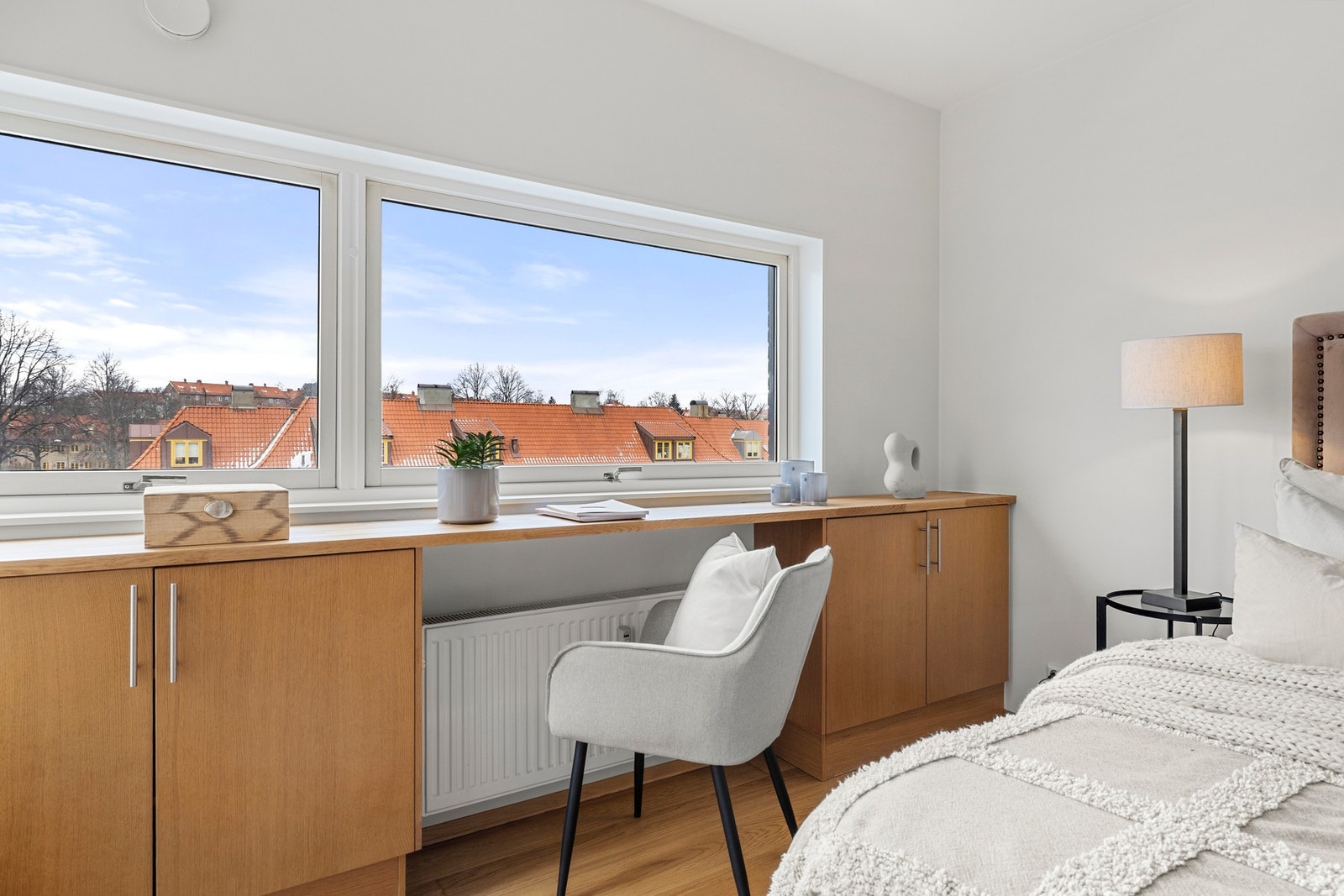 Praktisk plassbygd kontorløsning med god oppbevaringsplass. Galleribilde