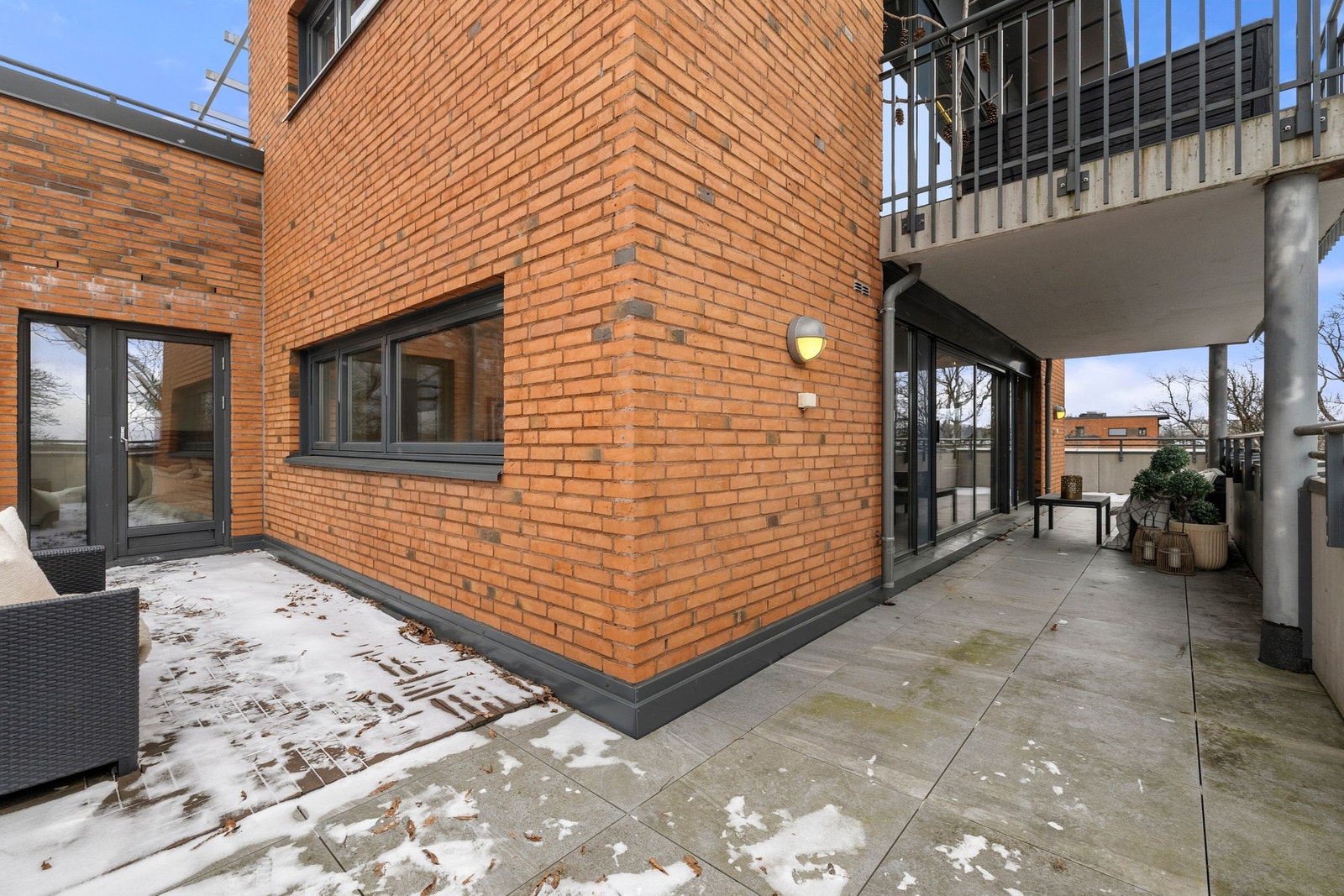 Terrassen strekker seg rundt hele leiligheten. Galleribilde