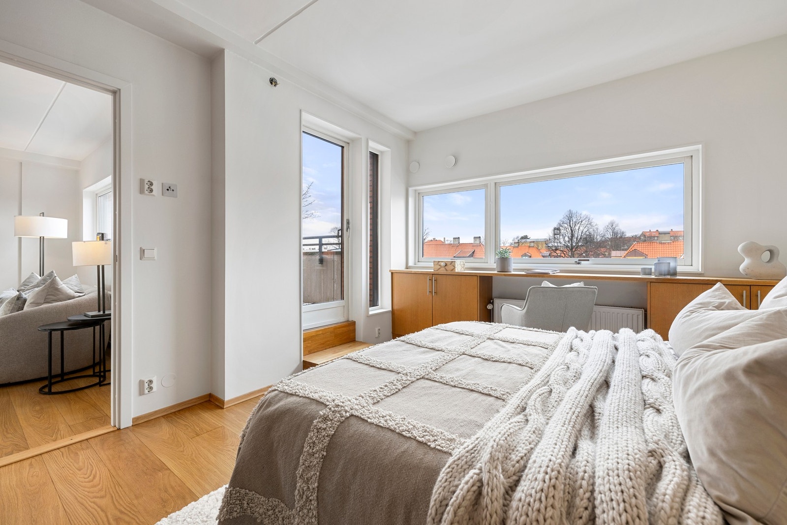 God plass til stor dobbeltseng og tilhørende nattbord på hver side. Galleribilde