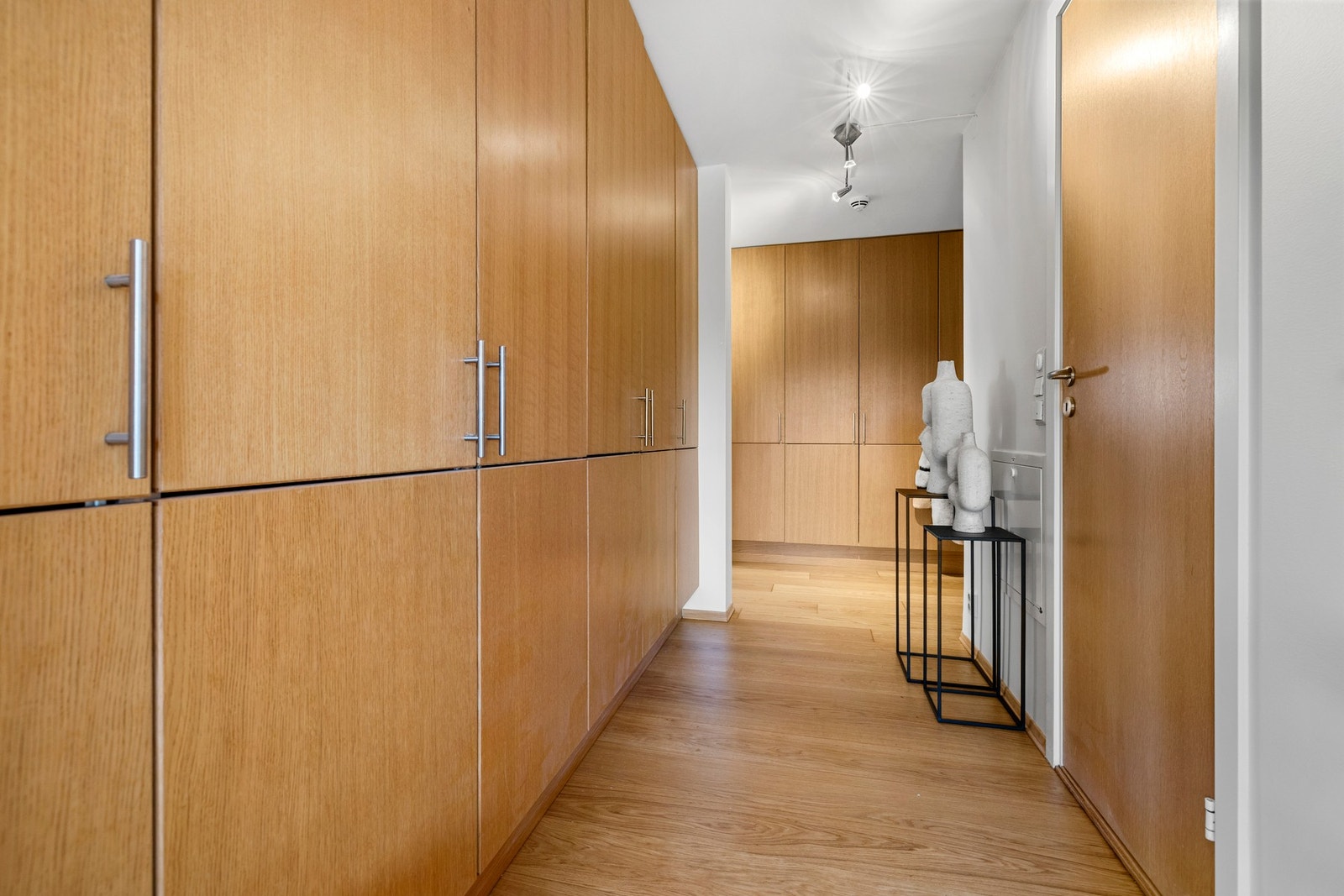 Entré/hall har flere store garderobeskap. Galleribilde