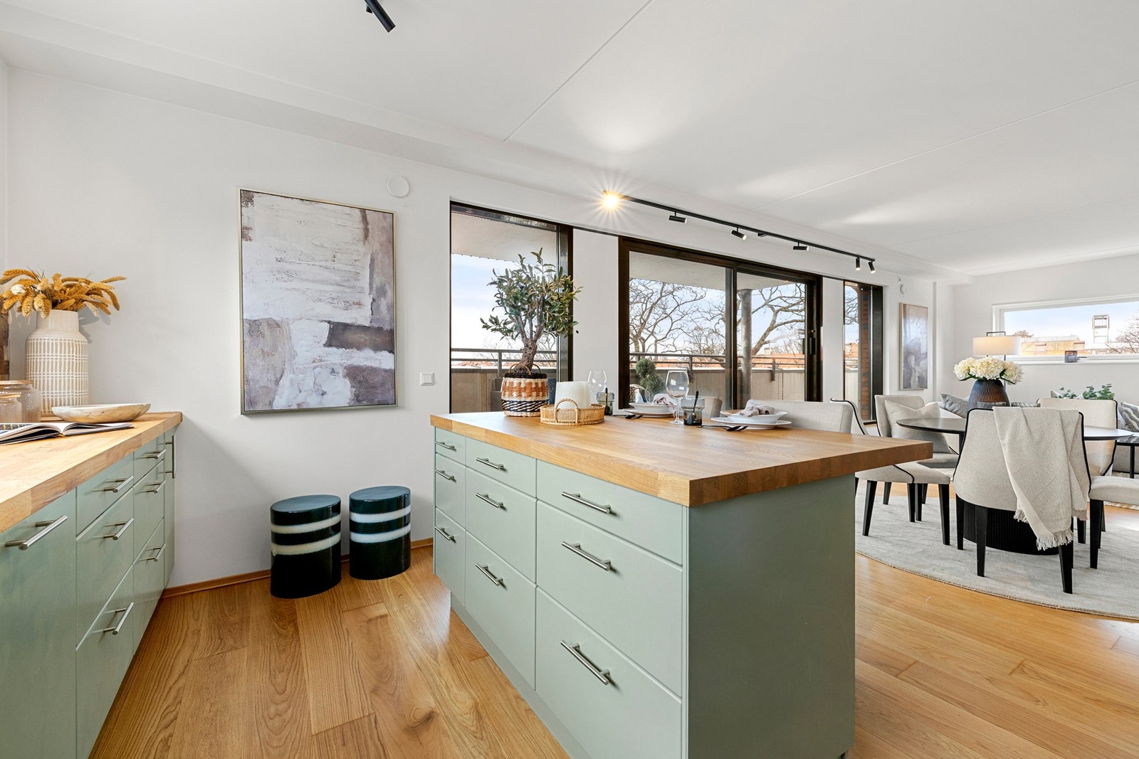 Den praktiske kjøkkenøyen sørger for ekstra albuerom så vel som sitteplasser. Galleribilde