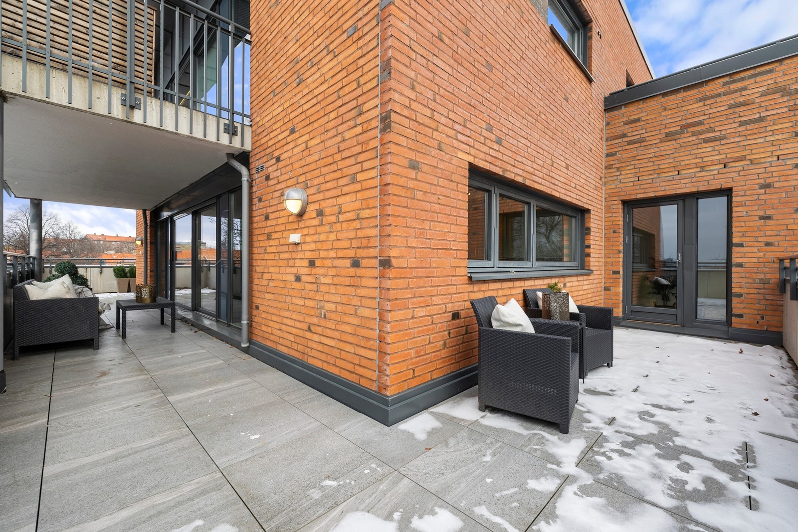 Terrassen vil fungere som et ekstra oppholdsrom på vår- og sommerhalvåret, og er noe du garantert vil sette pris på i hverdagen. Galleribilde