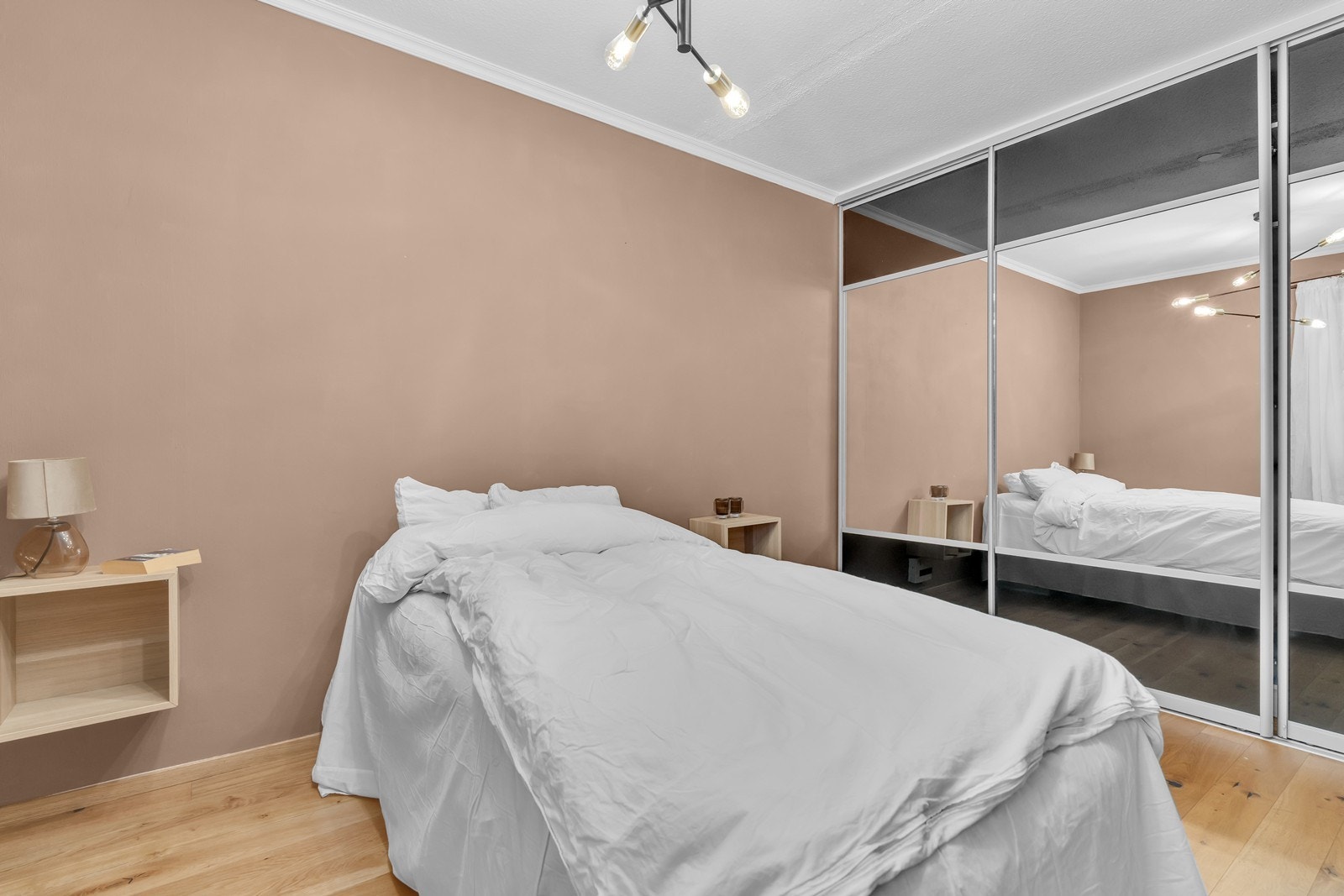 Romslig soverom med god plass til dobbeltseng og annet møblement. Galleribilde