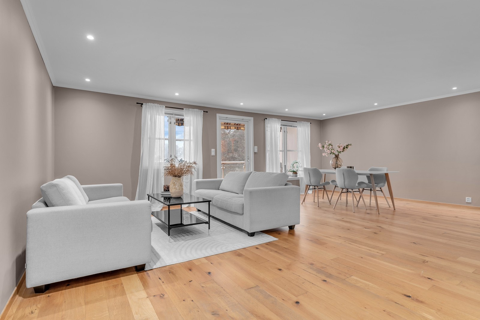 Flott og romslig stue med god plass til sofagruppe med tilhørende møblement Galleribilde