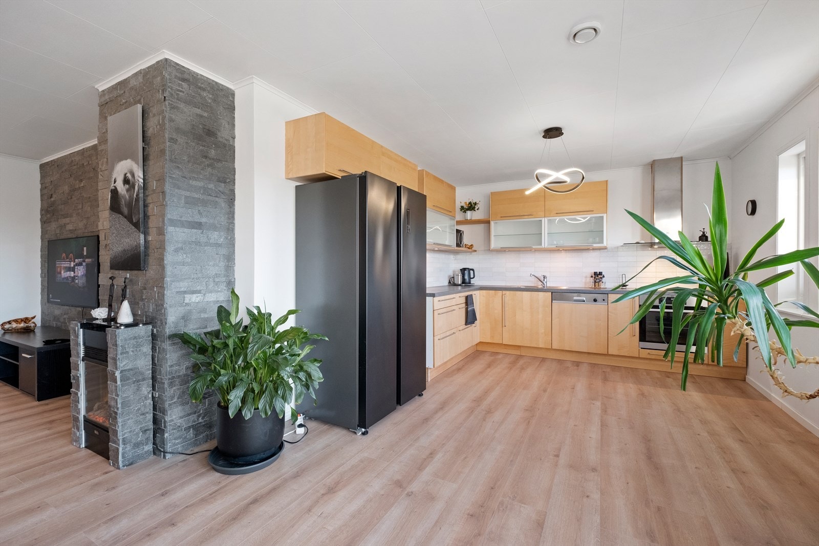 Pent og tidløst kjøkken med mye skap- og benkplass. Galleribilde