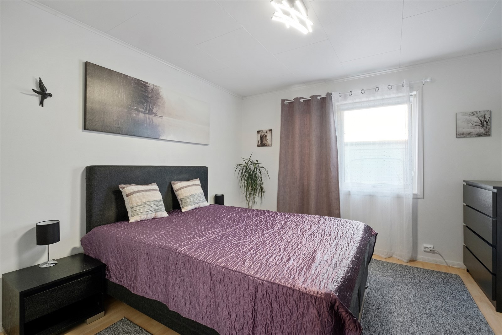 Hovedsoverom med god oppbevaringsplass Galleribilde