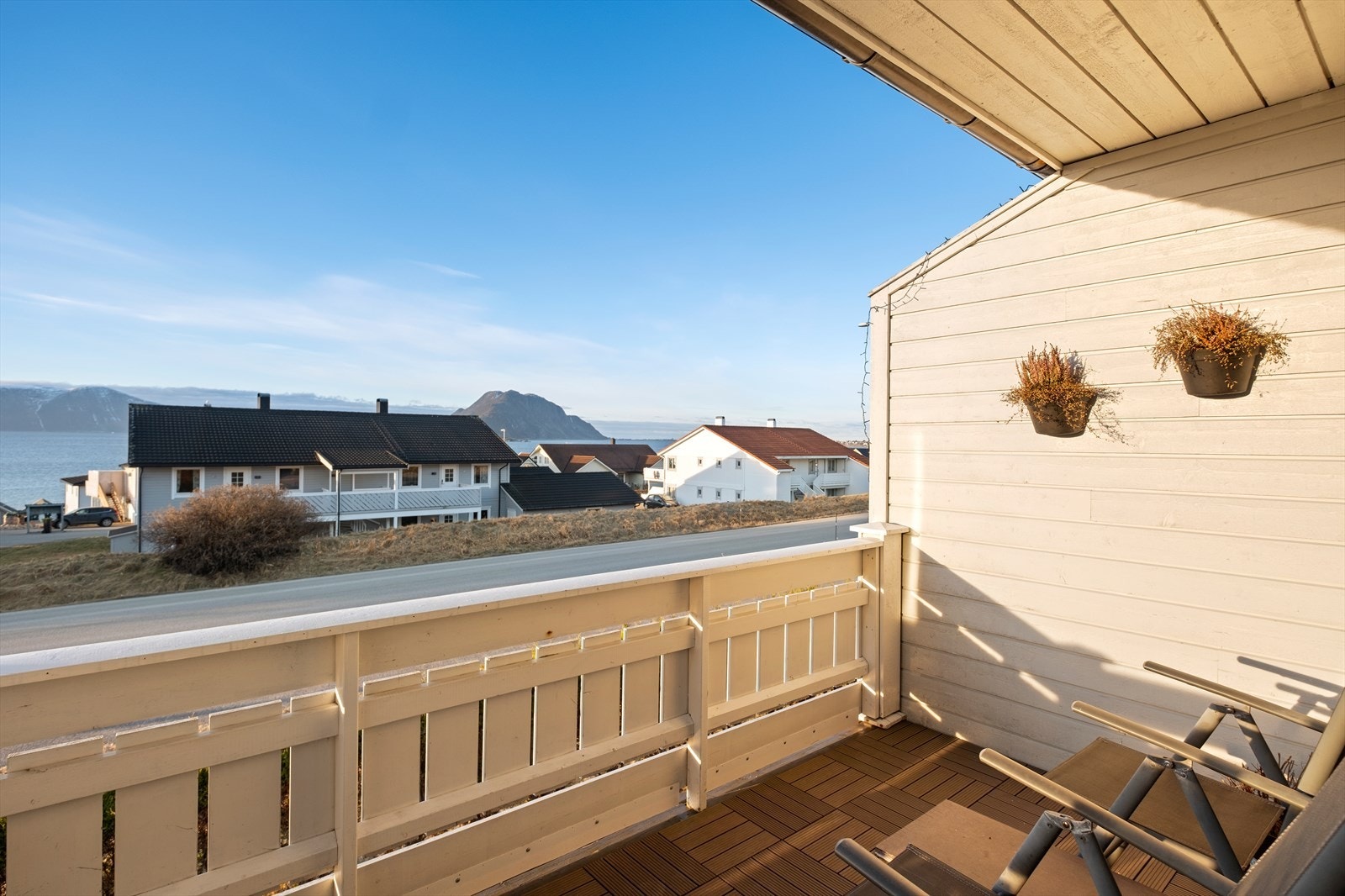 Balkongen er sydvendt og overbygd. Her har du gode solforhold og flott utsikt. Galleribilde