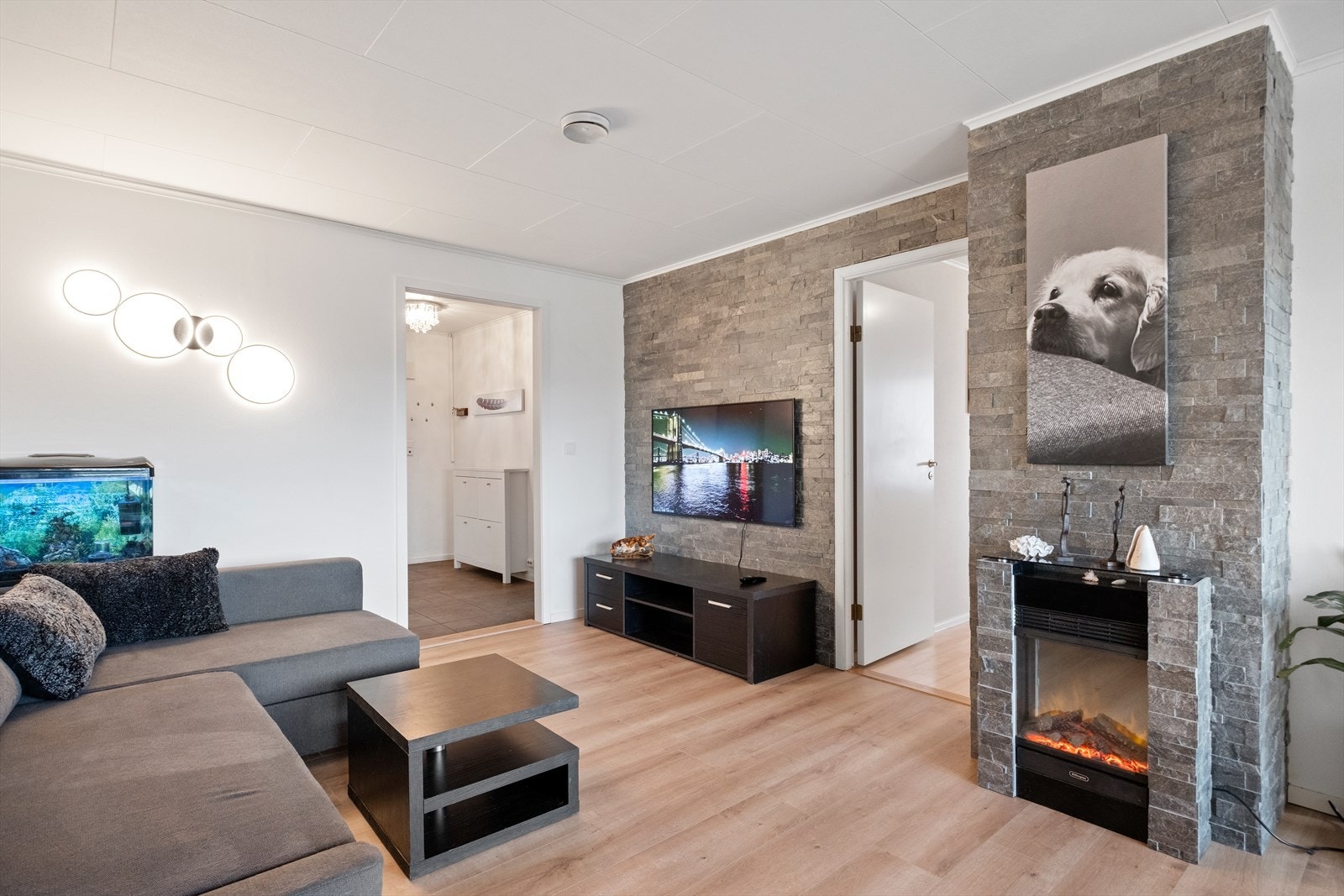 Romslig sofakrok med elektrisk ovn. Galleribilde