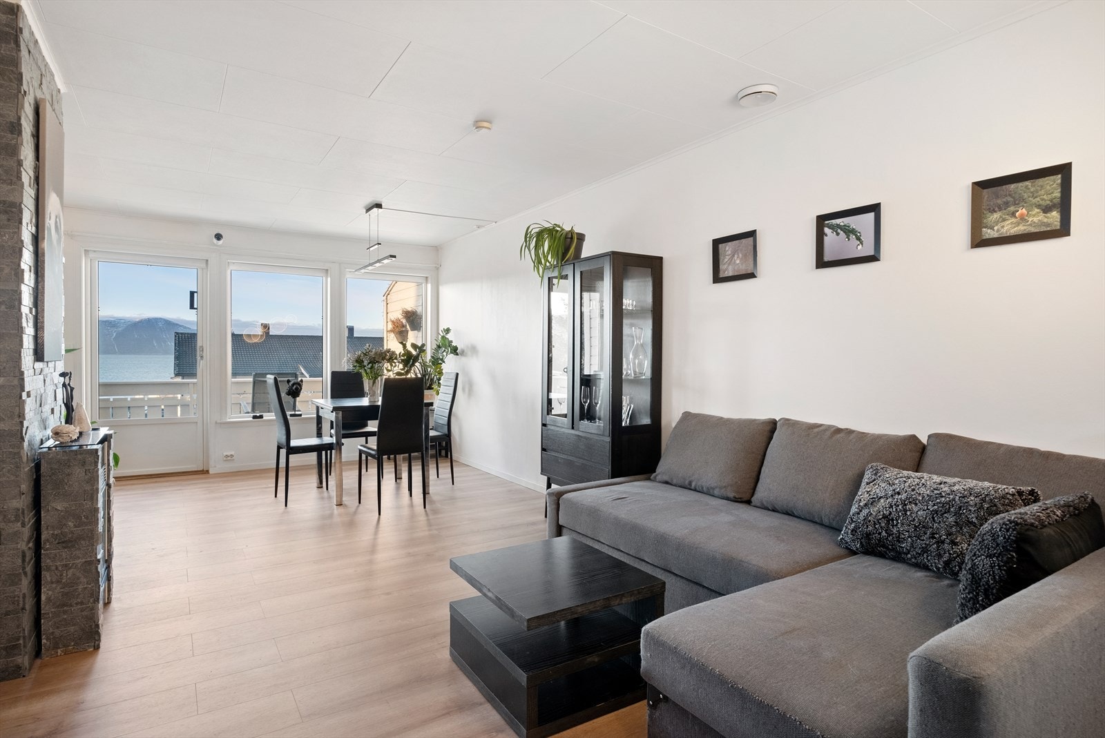 Stue med store vindusflater og mye naturlig lys Galleribilde