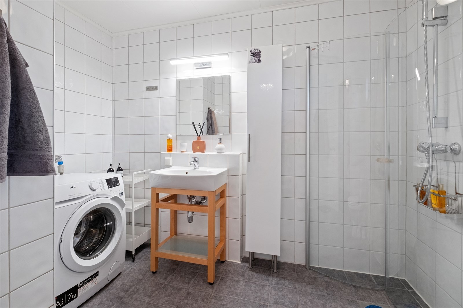 Pent bad med fliser på gulv og vegg. Galleribilde