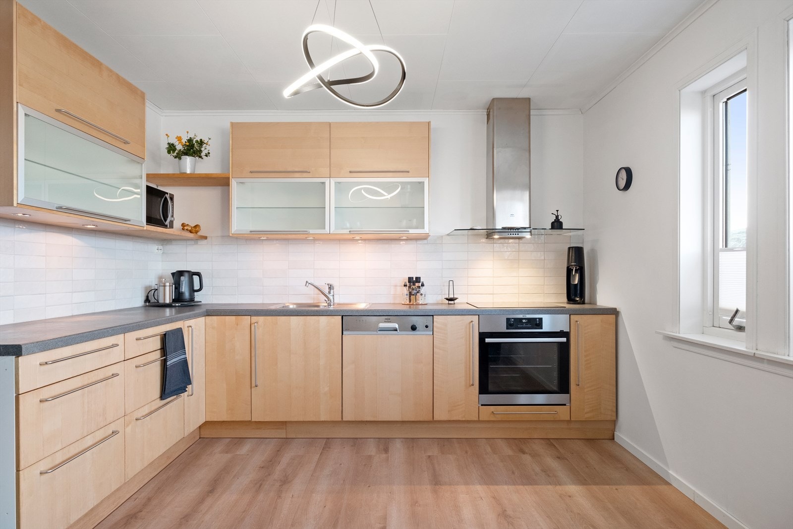 Kjøkkenet har bla. ventilator med avtrekk helt ut, samt integrert platetopp og vedovn. Galleribilde