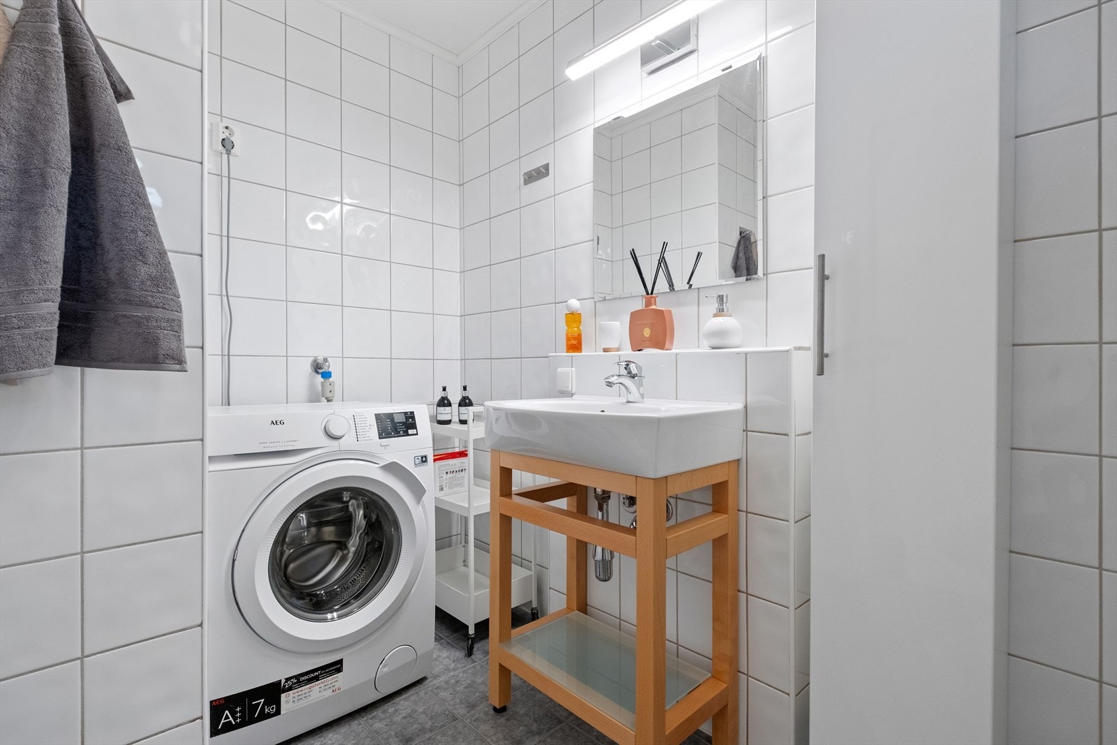 Pent bad med fliser på gulv og vegg. Galleribilde