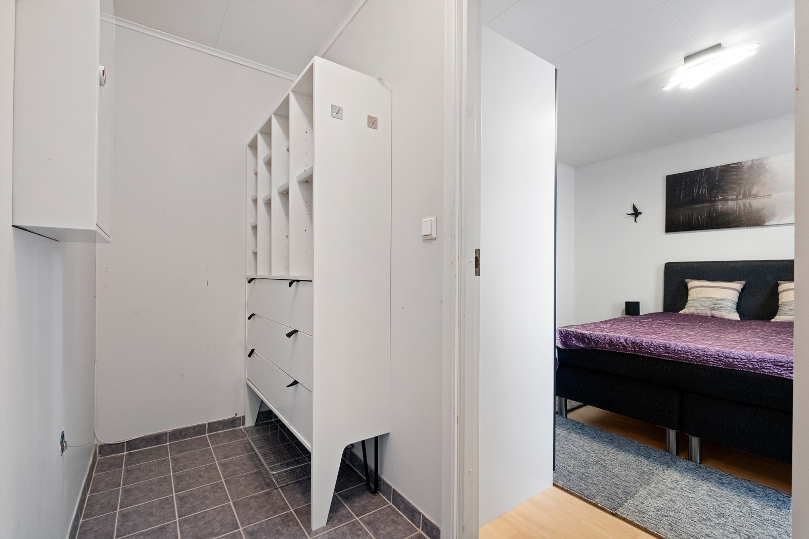 Garderobe / bod i bakkant av hovedsoverom. Galleribilde