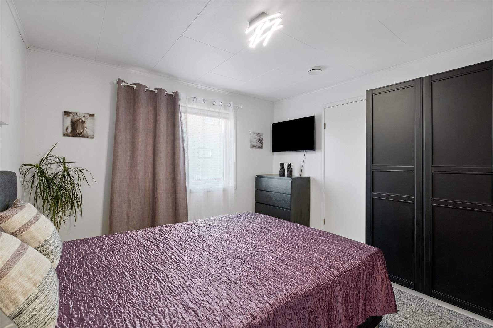 Hovedsoverom med god oppbevaringsplass Galleribilde