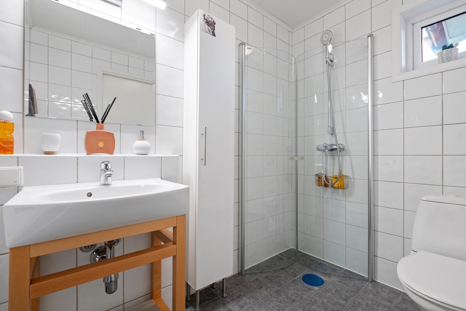 Pent bad med fliser på gulv og vegg. Galleribilde