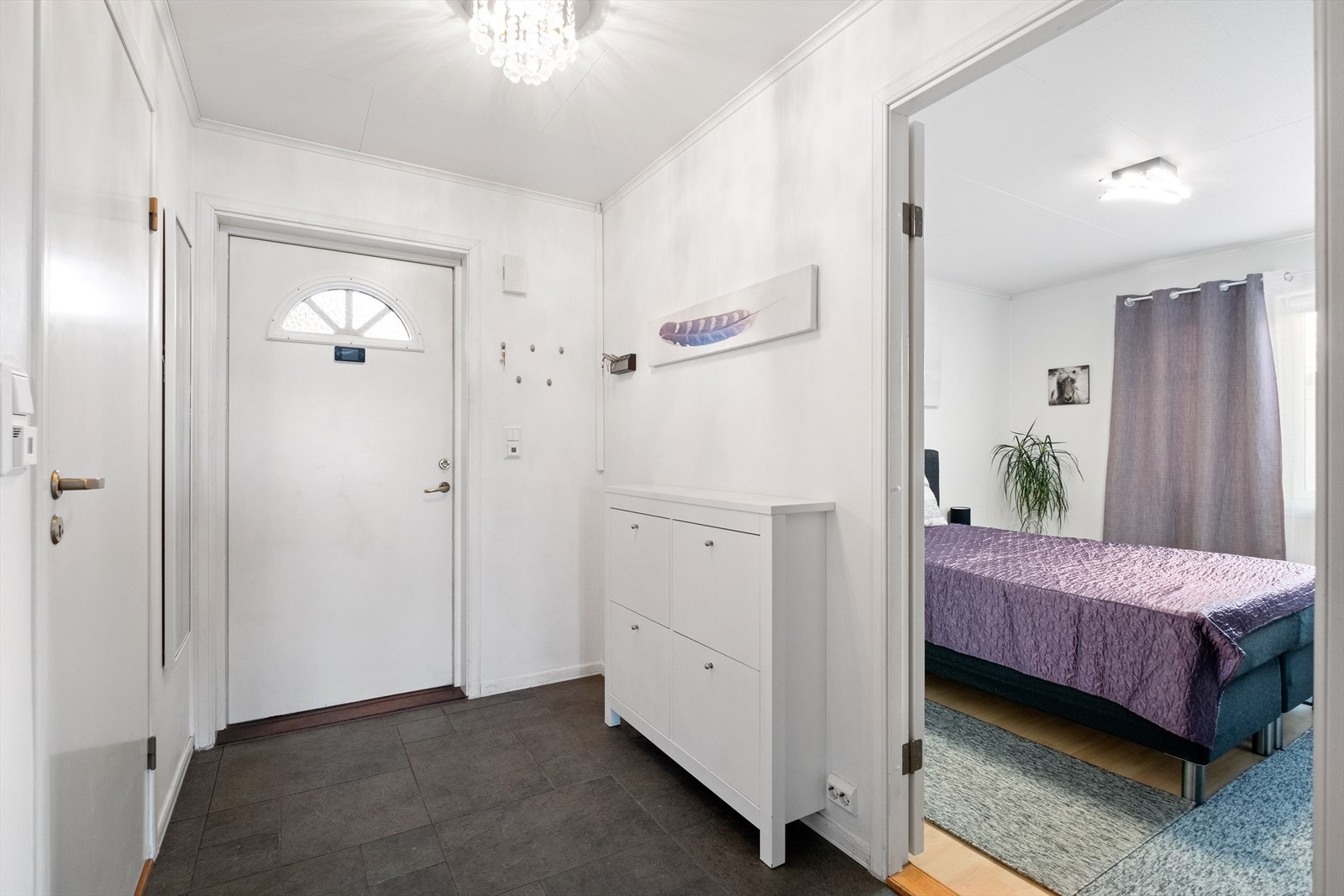 Gang med gulvvarme, skoskap og knaggerekke Galleribilde