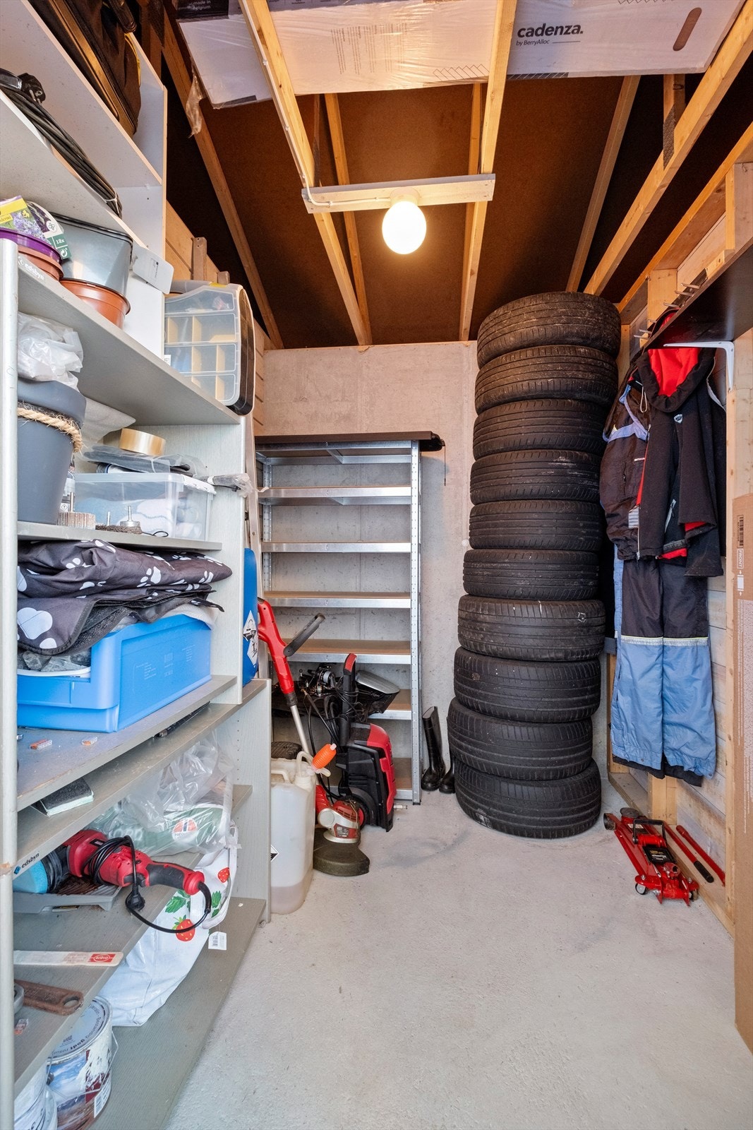 Romslig utebod. Galleribilde