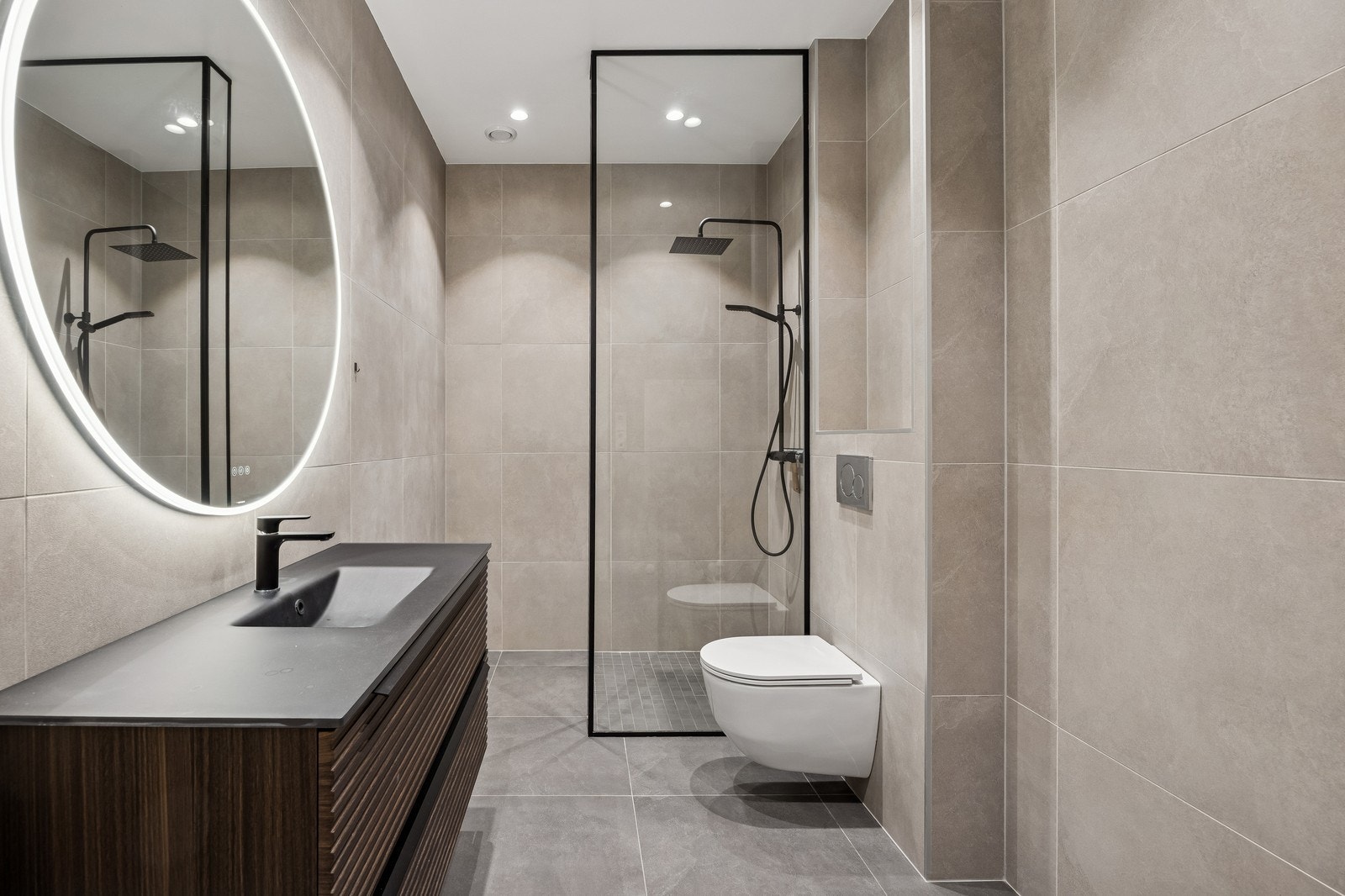 Lekkert flislagt bad Galleribilde