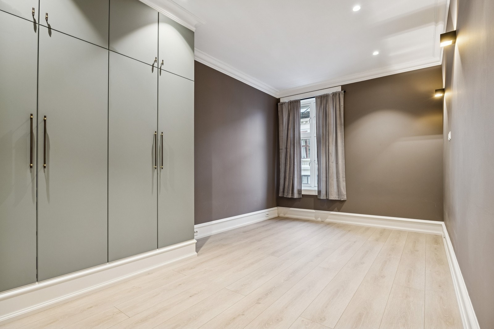 Soverom 1, med integrerte garderobeskap. Galleribilde