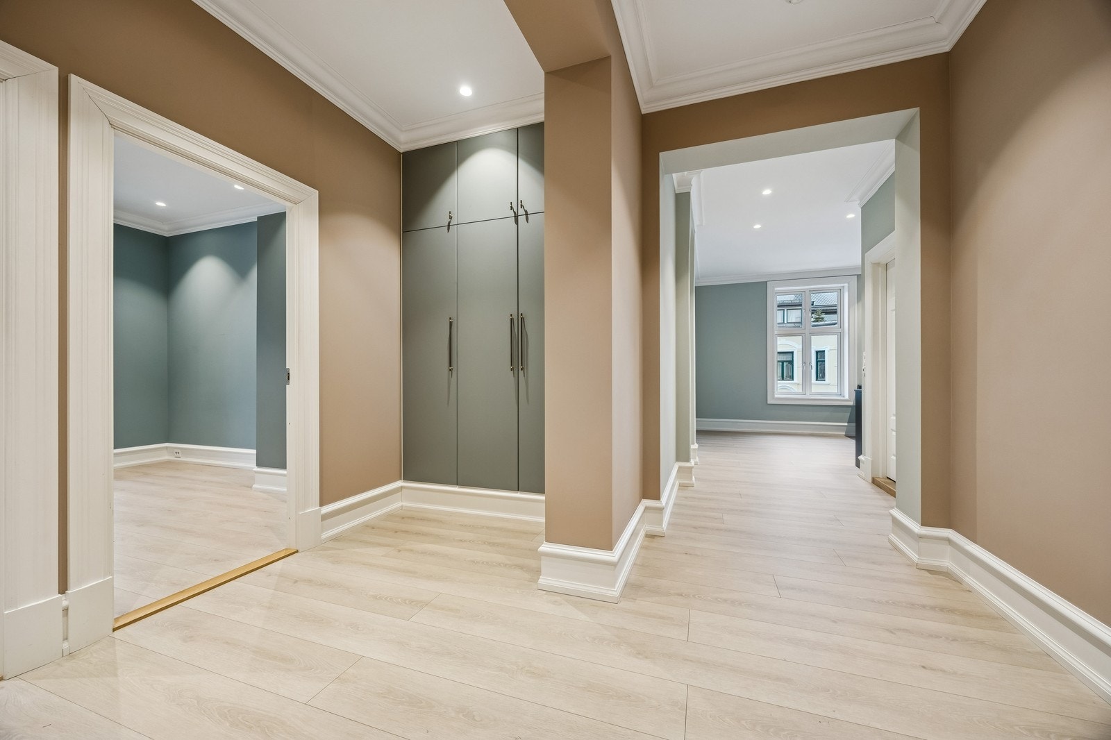 Romslig entré/gang med integrerte garderobeskap. Galleribilde