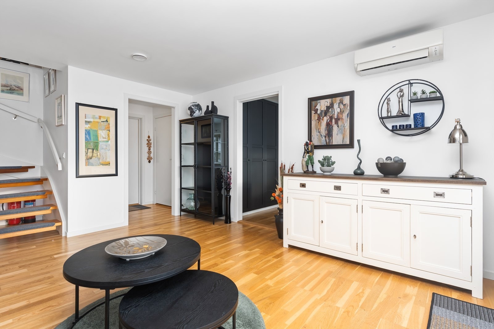 Vi tar en tur opp, men først innom bad/vaskerom som er plassert ute i gangen Galleribilde