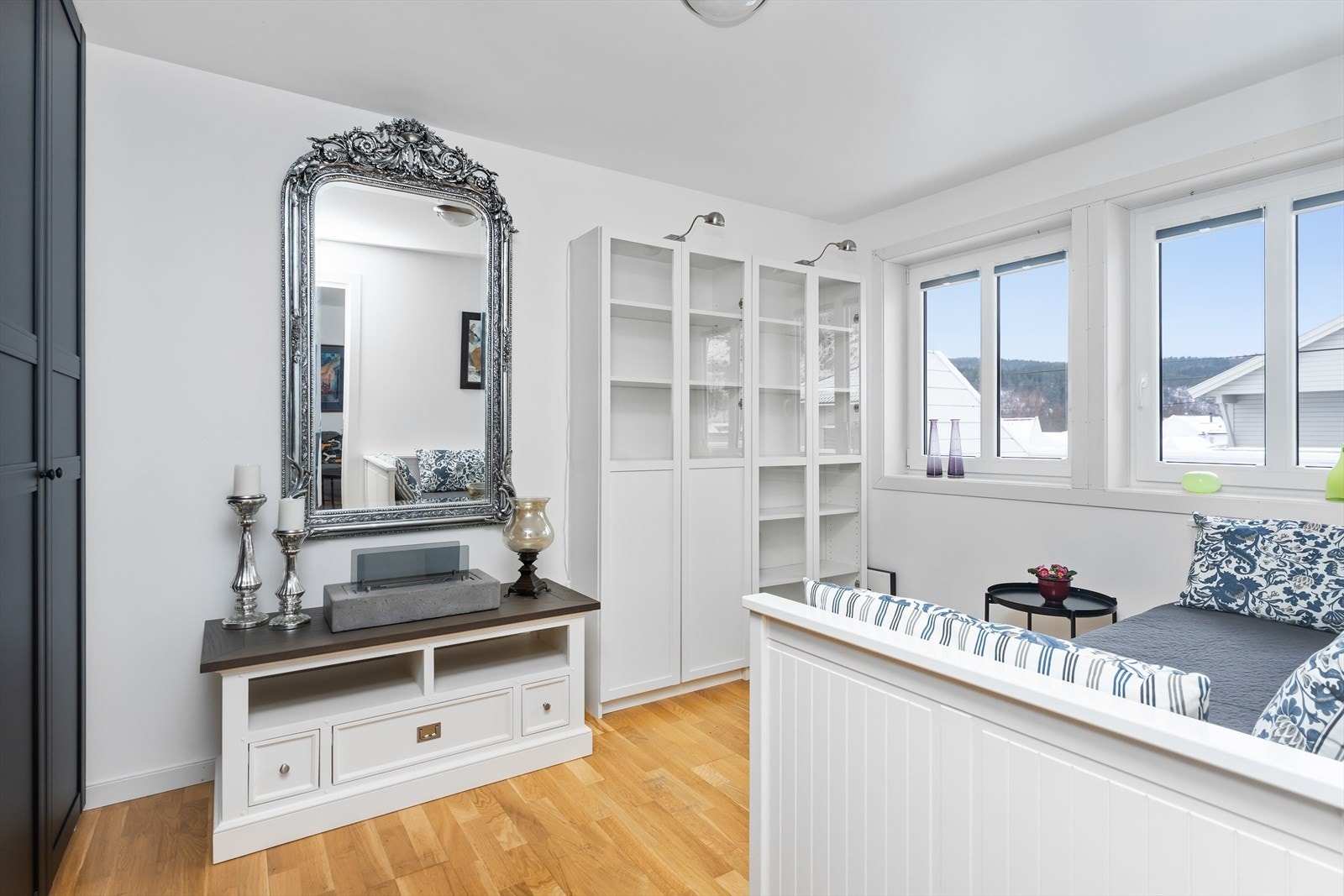 Soverommet er utstyrt med stort garderobeskap til venstre i bildet Galleribilde