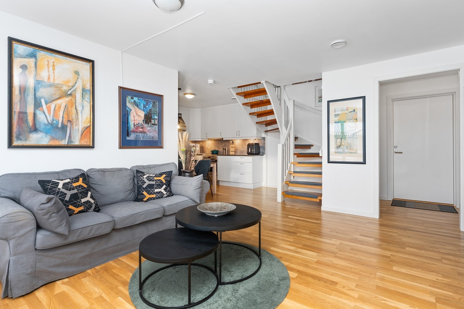 Stuen har god plass til sofa og stoler om ønskelig, videre ser vi inn til kjøkkenet Galleribilde