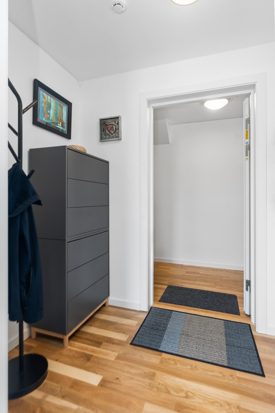 Vi går ut i gangen og ned til carporten Galleribilde