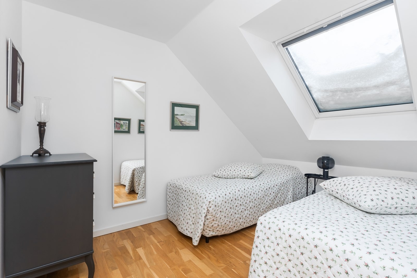 Soverommet her er delt av slik at det er blitt bod innenfor til venstre i bildet Galleribilde