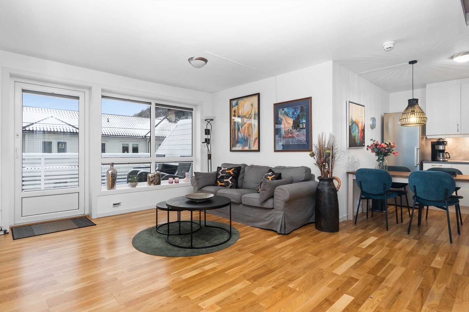 Åpen stue/kjøkkenløsning. Fra stue er det utgang til meget solrik veranda Galleribilde